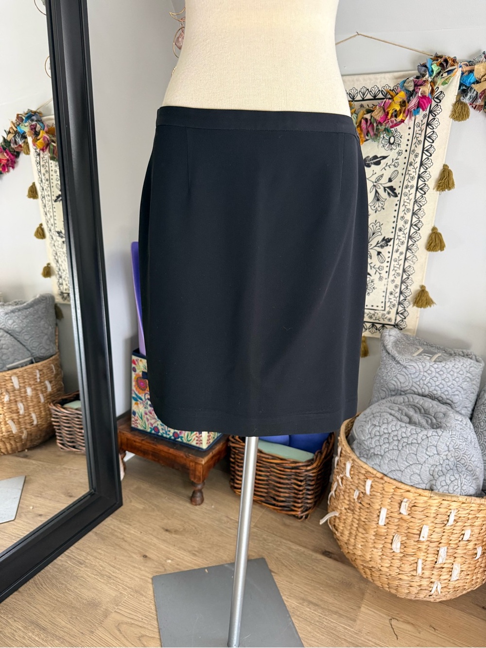 Giorgio Armani Black Fitted Skirt Italian 44 US 8 - Picture 4 of 11